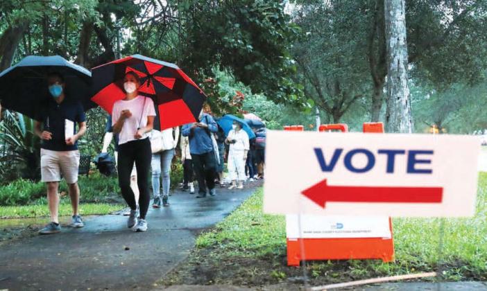 Voters wait in line at the Coral Gables Branch Library precinct on Oct. 19. Photo/Joe Raedle/Getty Images