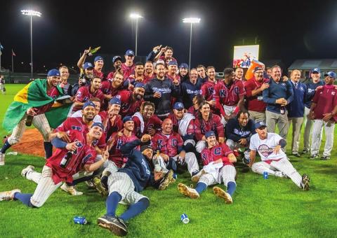 September 20, 2021 the Monarchs celebrate. Photo/John Ellis Kansas City Monarchs
