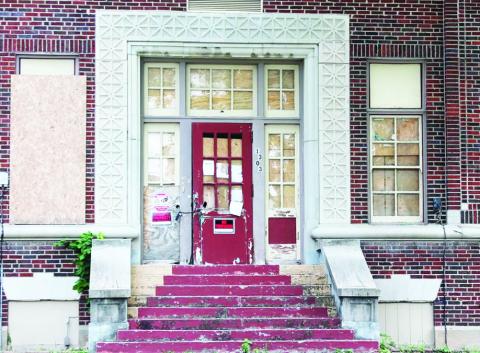 The “University of Islam,” the former Roosevelt Elementary that was donated to the United Nation of Islam by USD 500, is now abandoned. photo/Grace Hills/Kansas Reflector