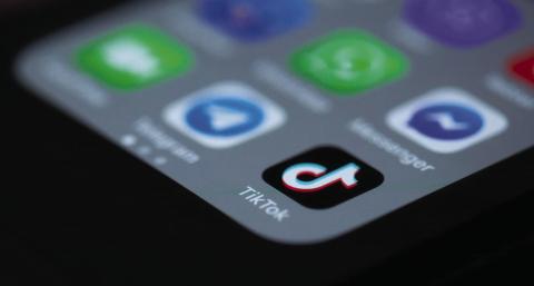 TikTok app icon on a mobile phone (Solen Feyissa, CC BY-SA 2.0 via Wikimedia Commons)