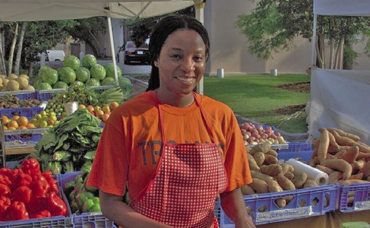A woman at a farmer’s market. (USDA photo/Wikimedia Commons license)